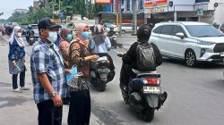 Antisipasi Kabut Asap, Pemdes Medan Estate Bagikan 3.000 Masker kepada Warga