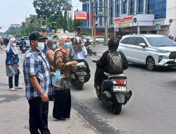 Antisipasi Kabut Asap, Pemdes Medan Estate Bagikan 3.000 Masker kepada Warga
