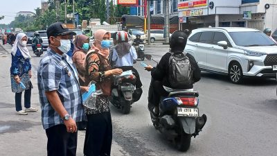 Antisipasi Kabut Asap, Pemdes Medan Estate Bagikan 3.000 Masker kepada Warga